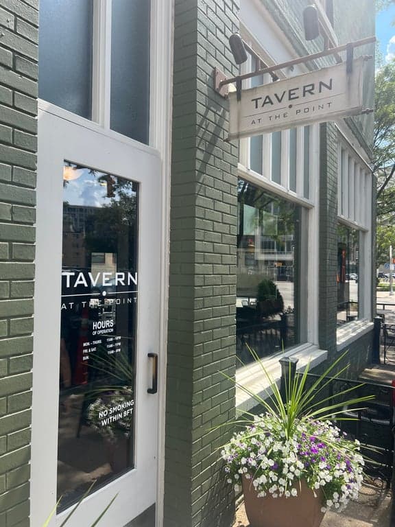 Point at the tavern - Photo 1
